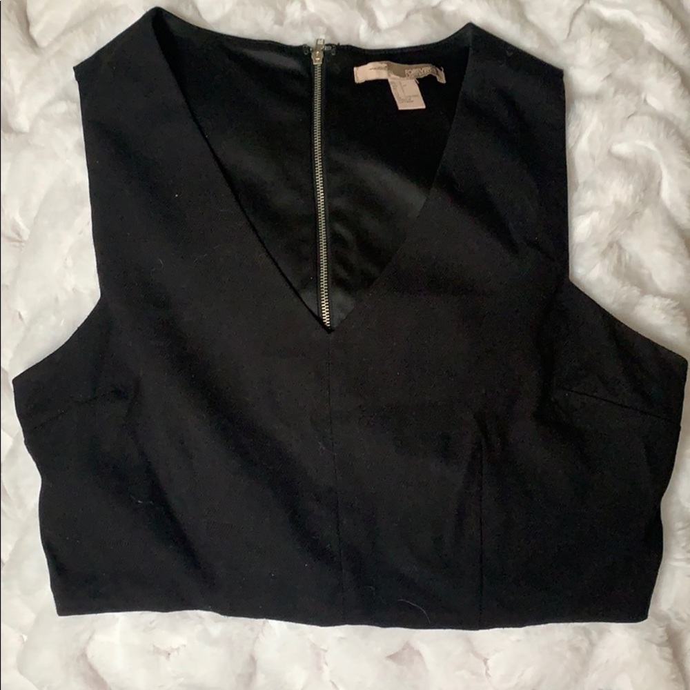 Black V-Neck Crop